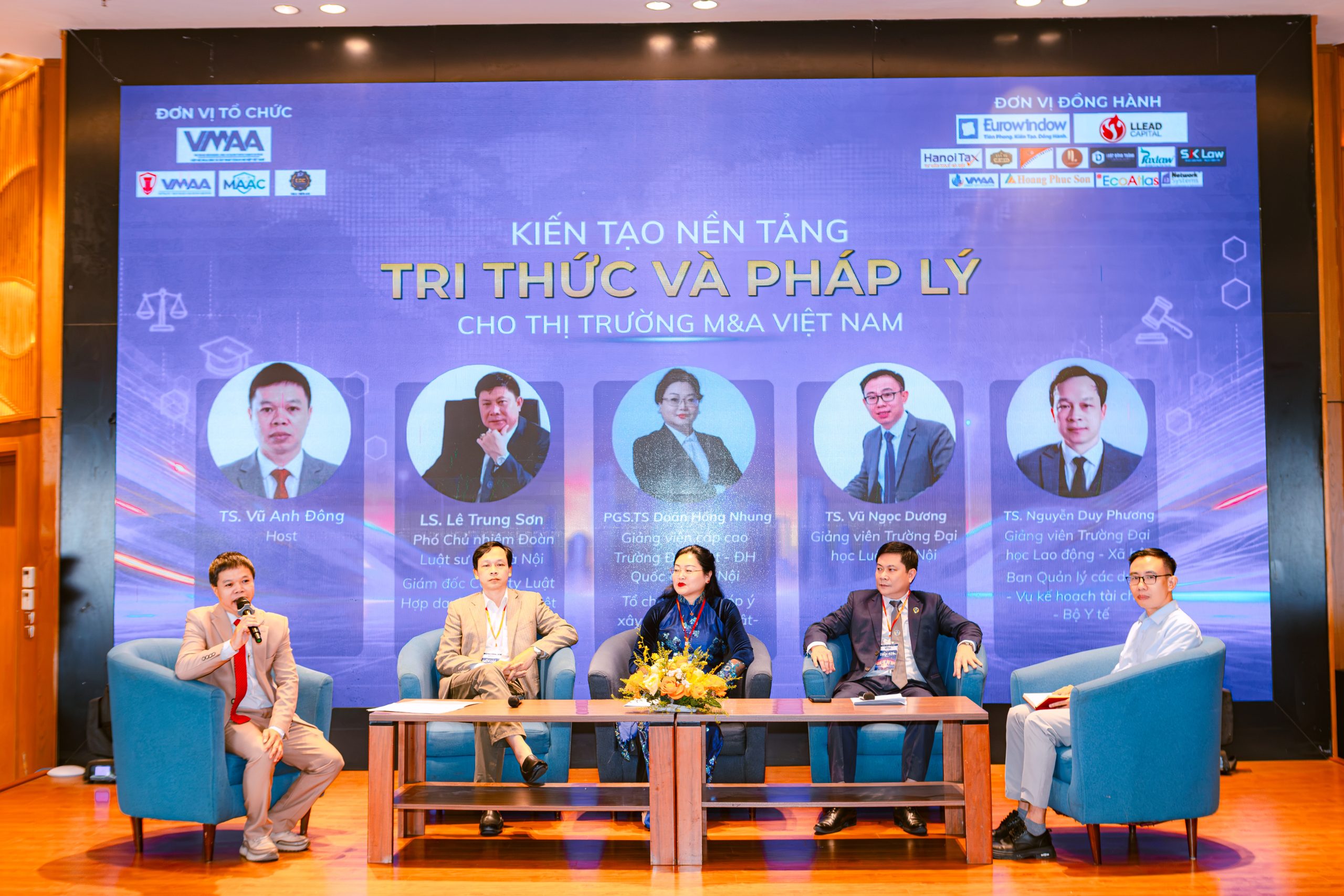 Ảnh: Các diễn giả trong buổi tham luận Định hướng xây dựng nền tảng tri thức và ý tưởng cho thị trường M&A Việt Nam